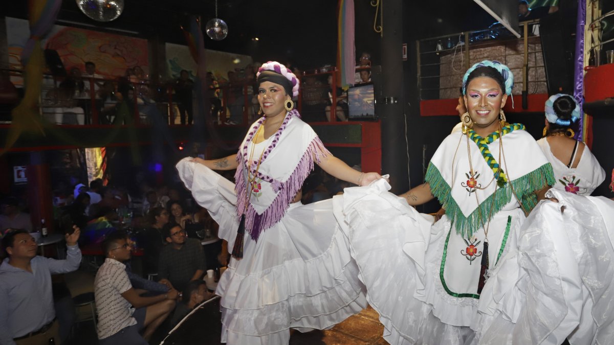 Integrantes del ballet folklórico 'Qué Diversa es Puebla', integrado por miembros de la comunidad LGBTQ+, se presentaron en la madrugada de este domingo en el estado de Puebla, (México).