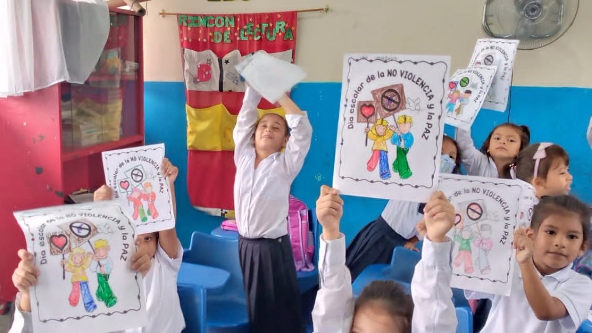 Los estudiantes escribieron mensajes en los que invitaban a la comunidad educativa a luchar contra la violencia.