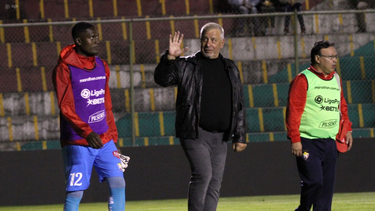 Ever Hugo Almeida (c) quiere sumar una estrella más con El Nacional.