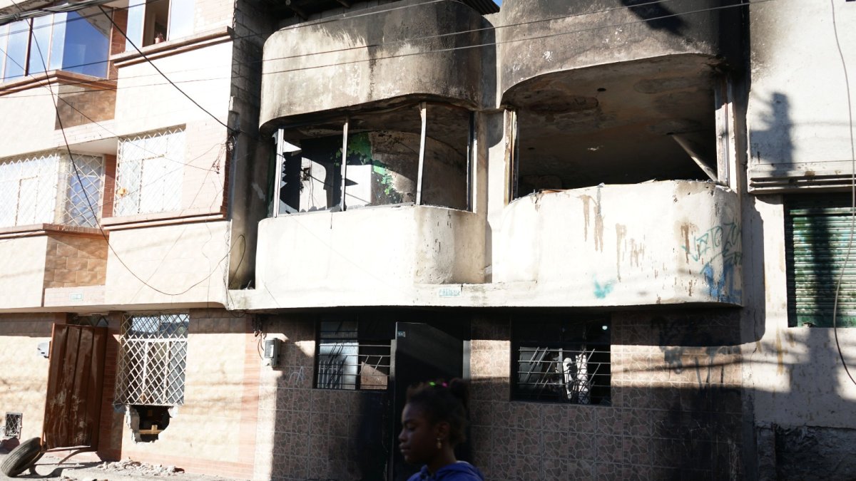 Destruida. Una de las cuatro viviendas que fue incinerada luce sin ventanales y con el hollín que dejó el fuego