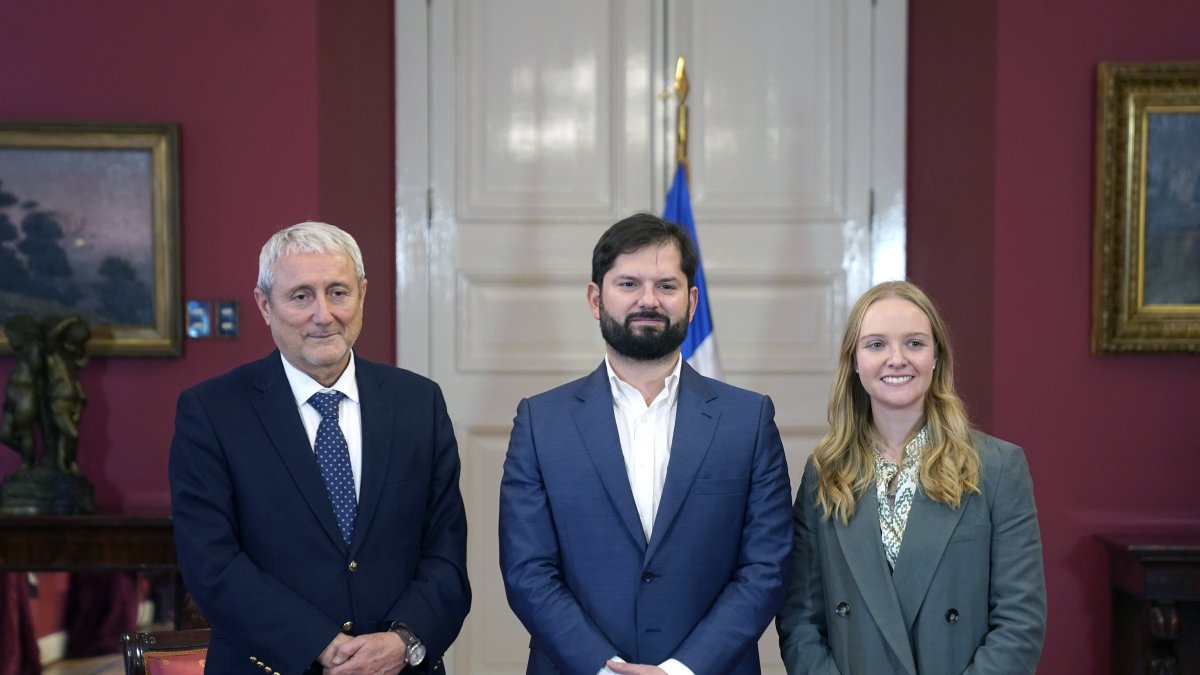Gabriel Boric (centro), mientras se reúne con la presidenta y el vicepresidente del Consejo Constitucional, Beatriz Hevia (der) y Aldo Valle (izq), este19 de junio 2023, en el palacio de La Moneda.