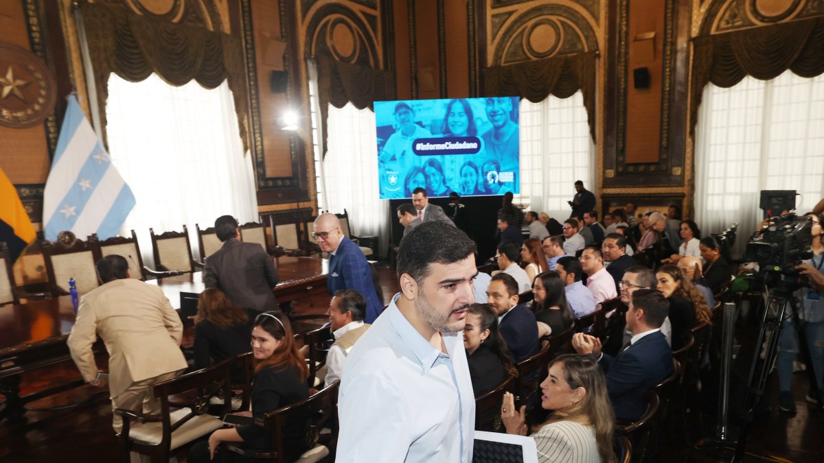 Escenario. El alcalde presentó el video en el Salón de la Ciudad; acudieron concejales, directores, entre otros.