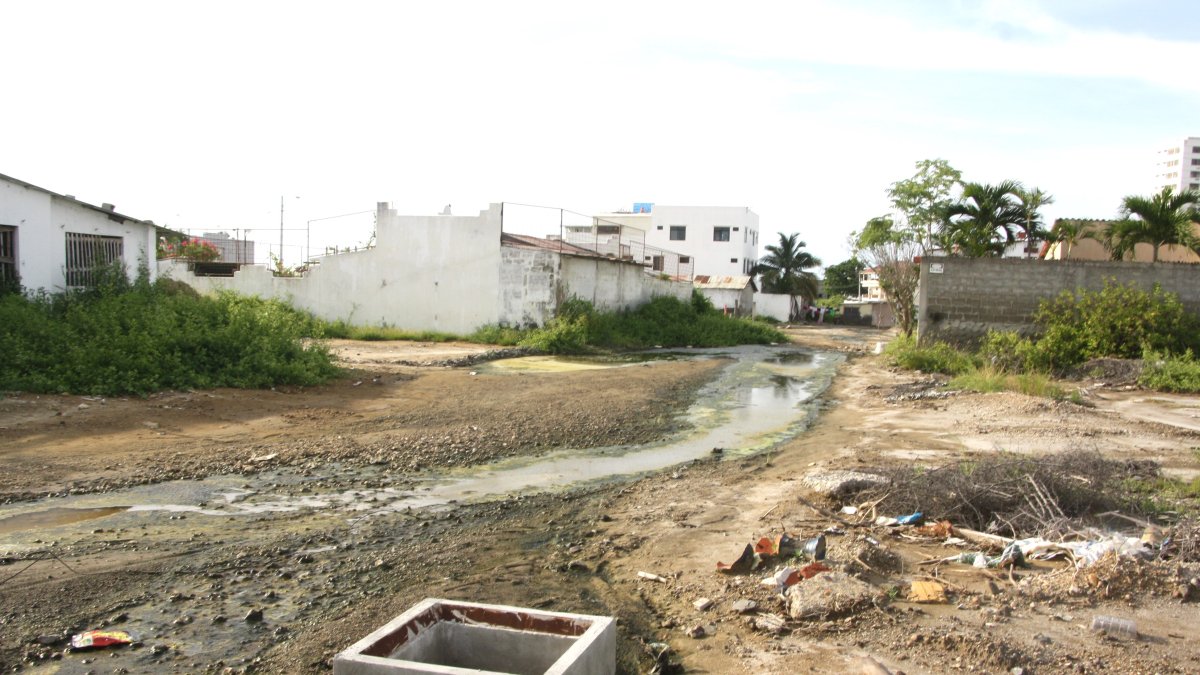 Riesgo. En Salinas, la preocupación se centra en la falta de pavimentación y las alcantarillas colapsadas.
