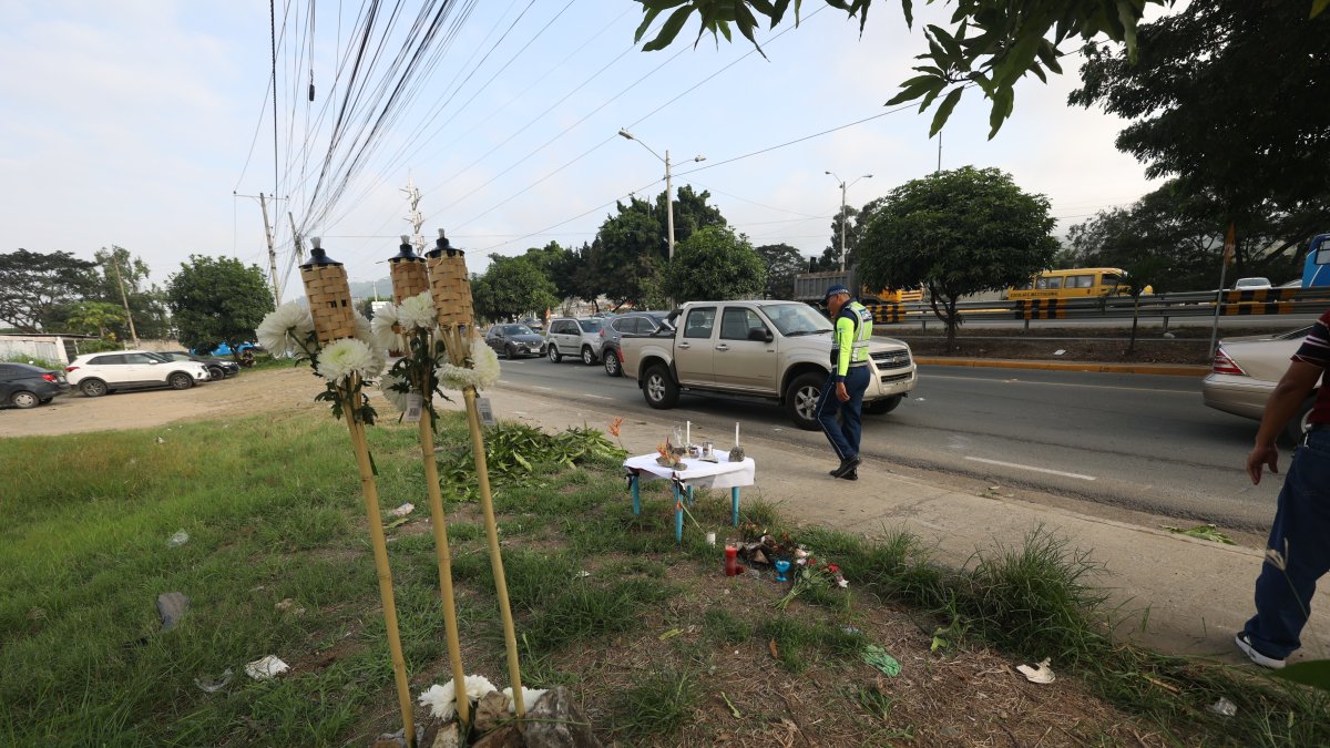 Hecho. En el kilómetro 10,5, donde ocurrió el accidente, ayer los ciudadanos levantaron una especie de altar.