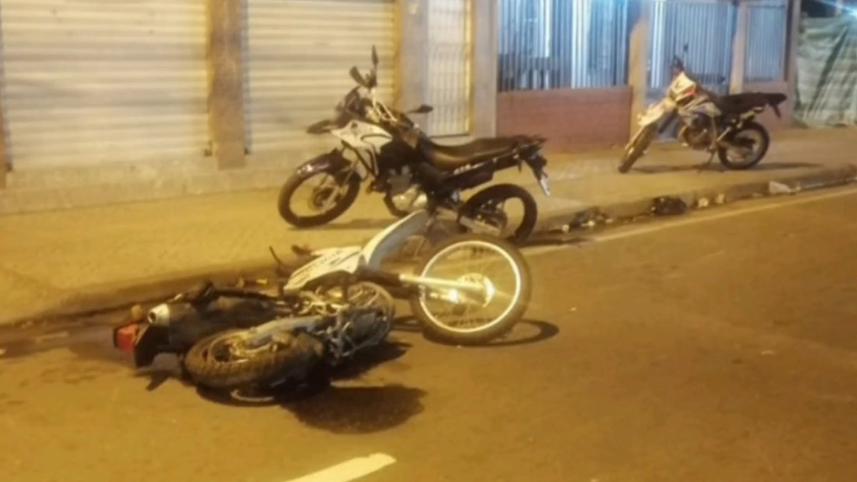 Caso. Las motocicletas de los policías quedaron con daños tras el hecho.