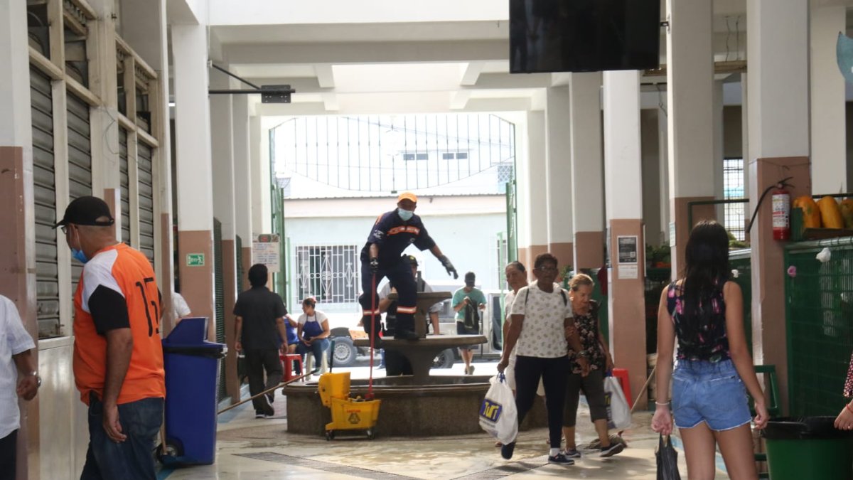 En el mercado de Mapasingue Oeste, en la pileta, una persona amenazó con matarse.