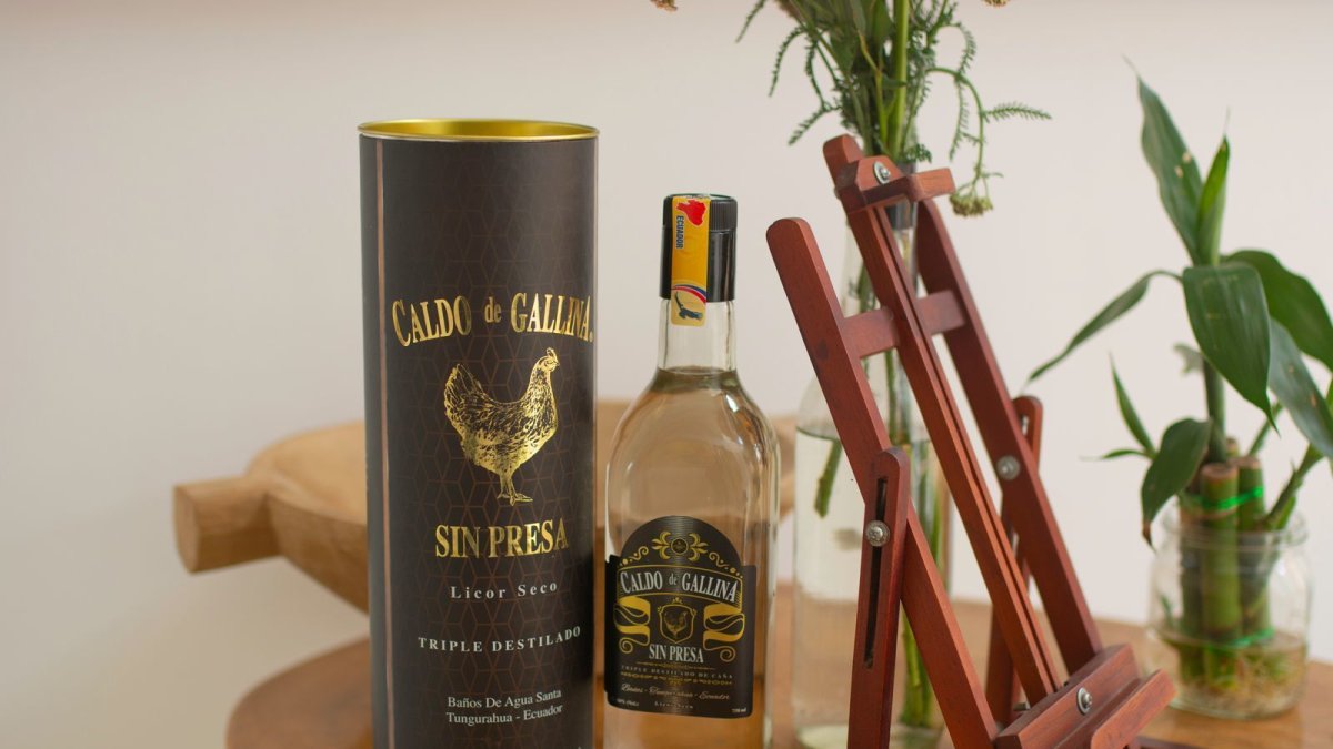Bebida.- Una botella del licor Caldo de Gallina, bebida típica de la ciudad Baños de Agua Santa, en Ecuador.