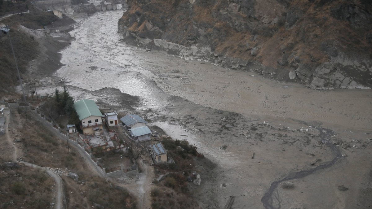 En la imagen de archivo, vista de la fuerza del río Dhauliganga tras la ruptura de una porción del glaciar Nanda Devi, en la localidad de Reni, Uttrakhand, la India.