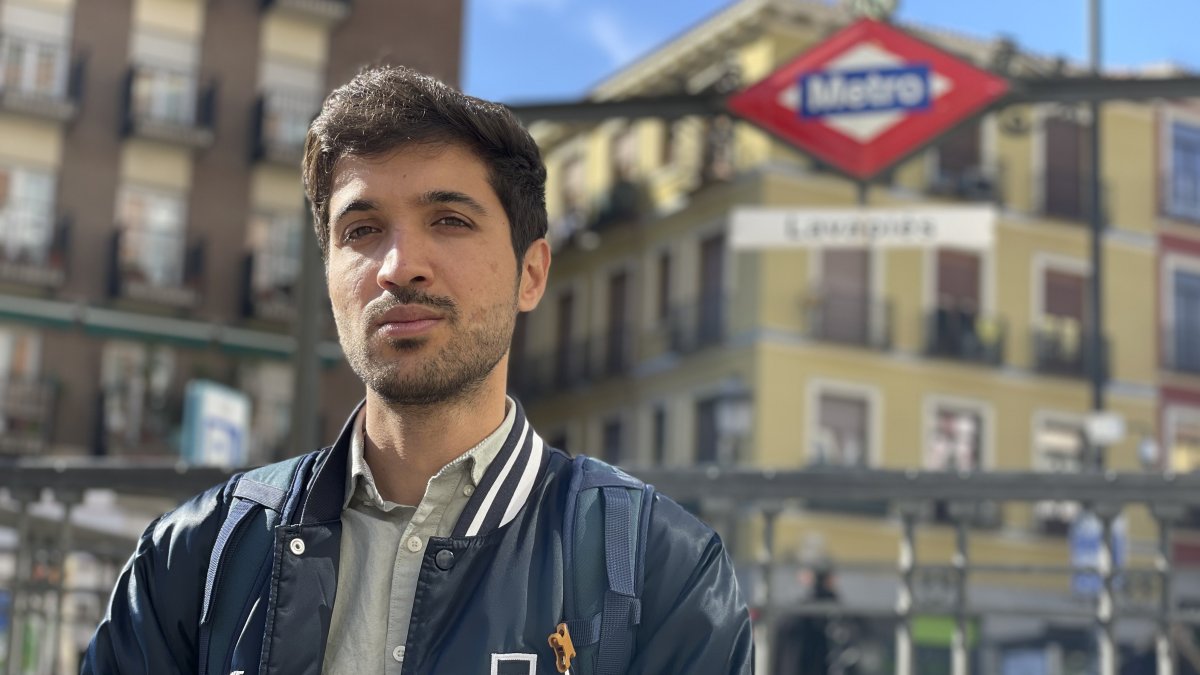 Arif, refugiado afgano en España, cuenta los días previos a salir de Kabul tras la toma del poder de los talibanes y la salida del ejército estadounidense en 2021.