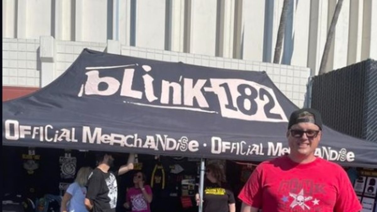 Brian Szasz es el hijastro del empresario millonario desaparecido. Él asegura que irá al concierto para mitigar el momento difícil.