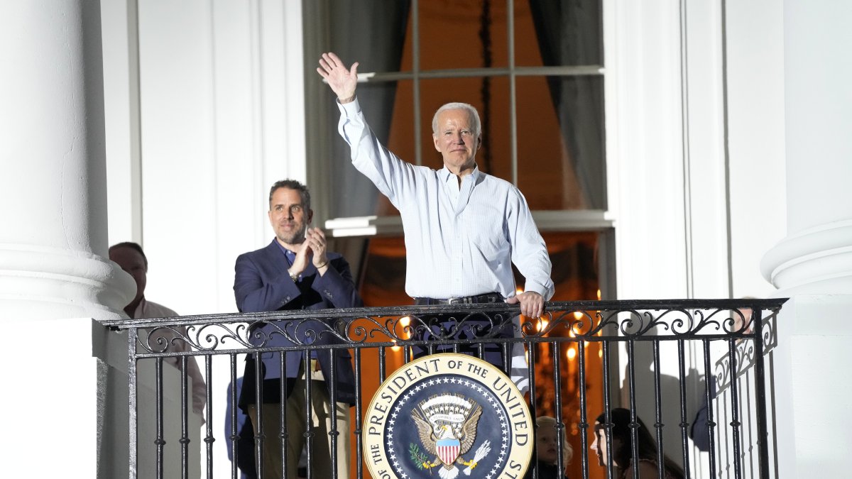 El presidente de EE.UU., Joe Biden (c), junto a su hijo Hunter Biden (i), en una fotografía de archivo. EFE/Chris Kleponis/Pool
