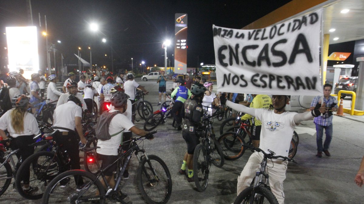 Con pancartas  y gritos de justicia, los centenares de ciclistas salieron desde distintos sectores para congregarse en el kilómetro 11 de la vía a la costa.