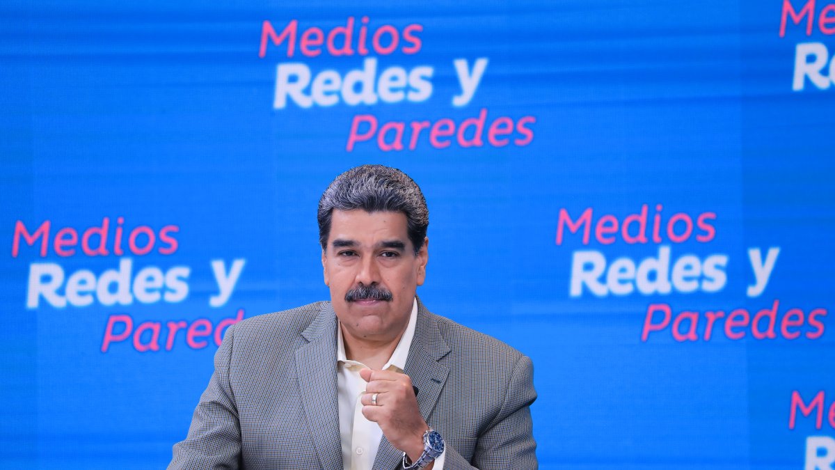 Fotografía cedida por el Palacio de Miraflores donde se observa al presidente de Venezuela, Nicolás Maduro, en su programa de televisión