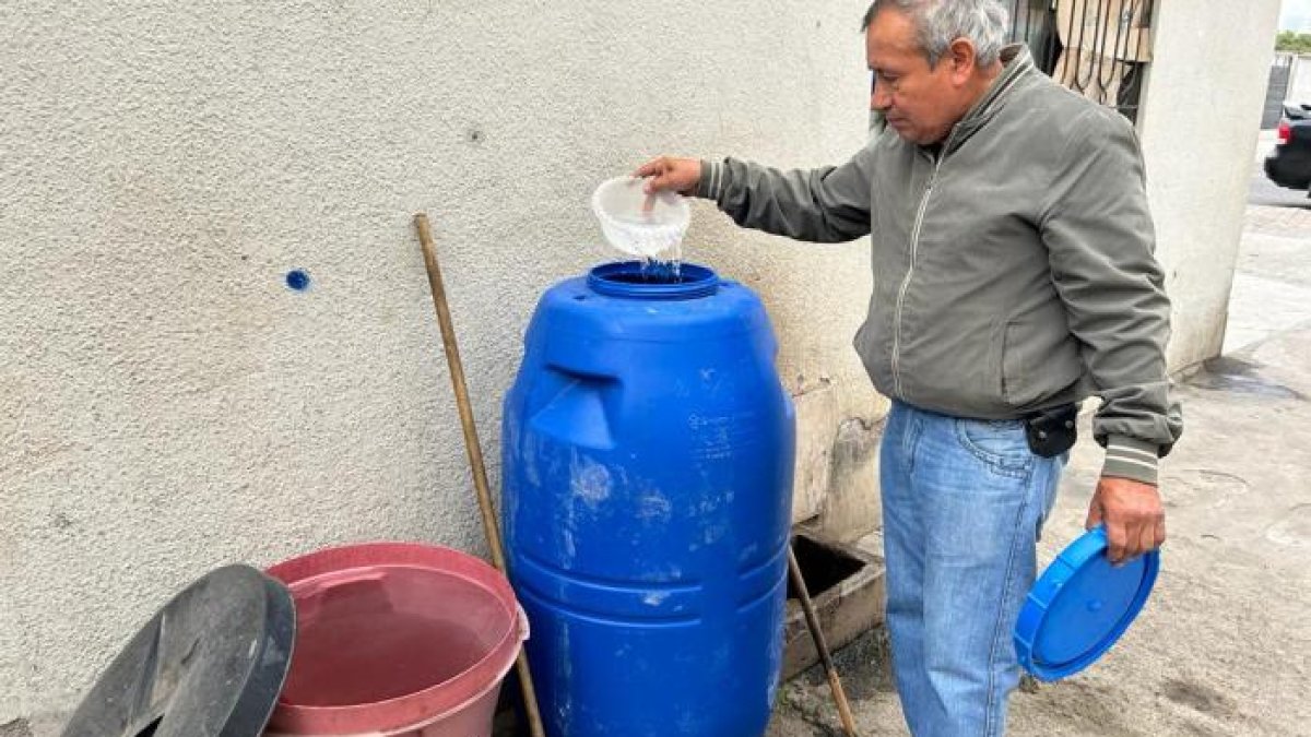 Sin agua. Los moradores recogen lo que más pueden en tanques.