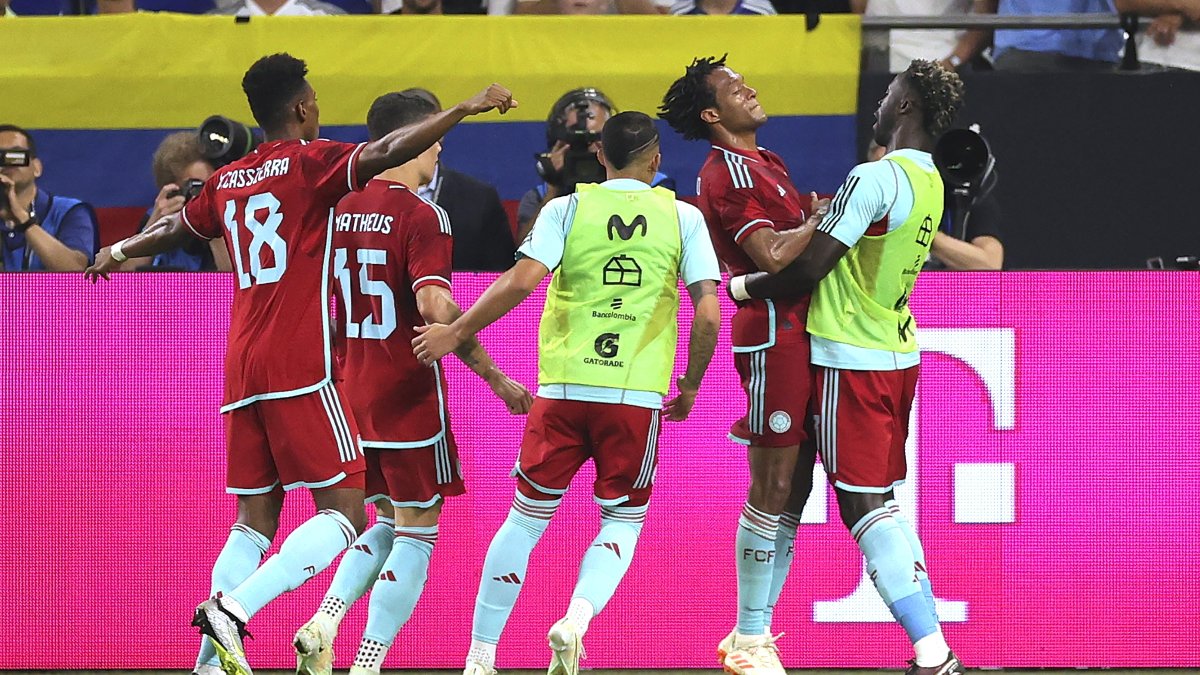 Guillermo Cuadrado (segundo desde la derecha) festeja con el resto de sus compañeros el segundo y definitivo tanto con el que la selección cafetera cerró la victoria ante los germanos.