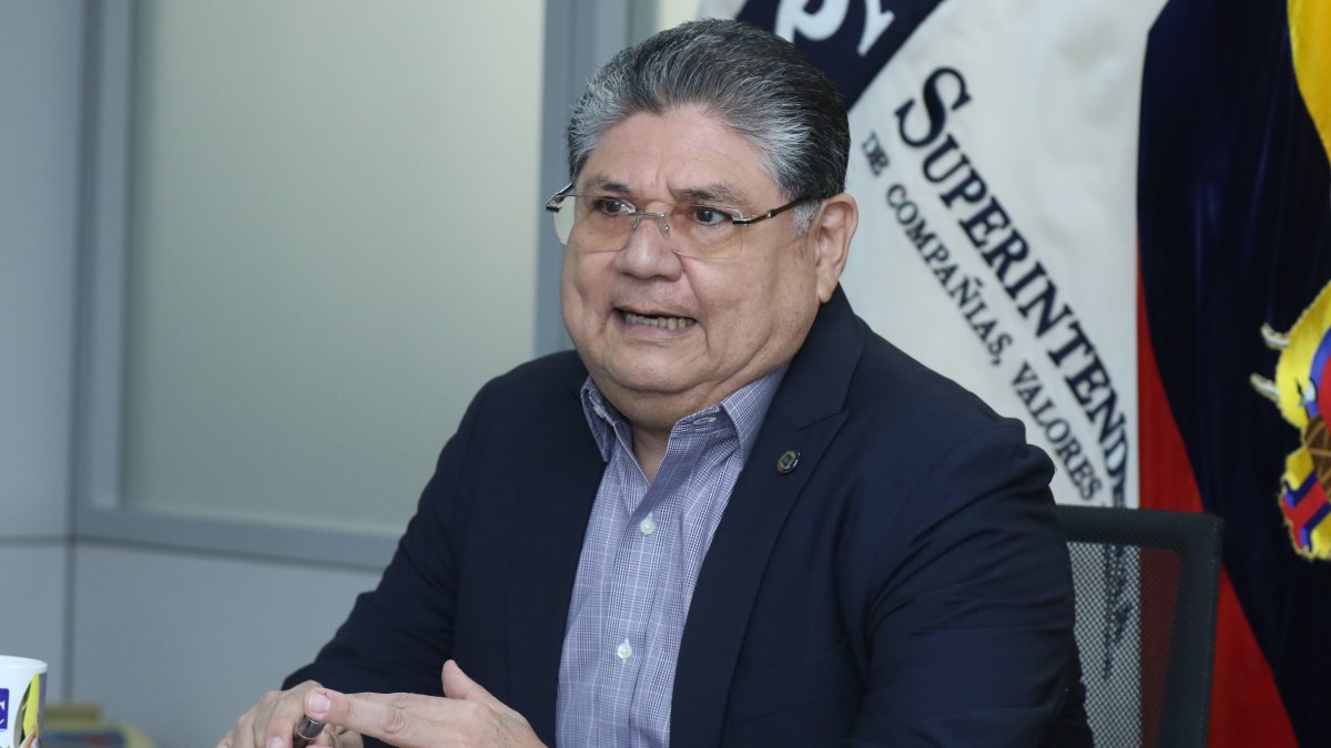 El superintendente cuenta detalles de su gestión, tras una año de labores.