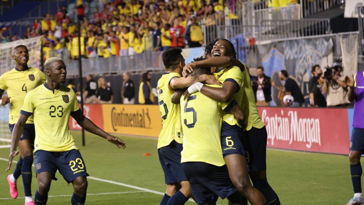 Los jugadores de la selección ecuatoriana festejan eufóricos el segundo gol de la victoria ante Costa Rica que llegó por intermedio de William Pacho (6), quien fue arropado por todos sus compañeros.
