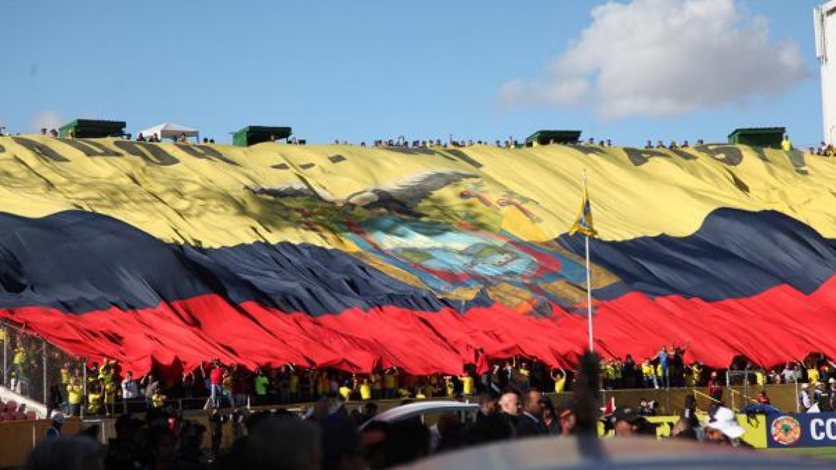 Hinchada ecuatoriana siempre desplegaba una bandera gigante cuando la tricolor jugaba sus partidos de local.