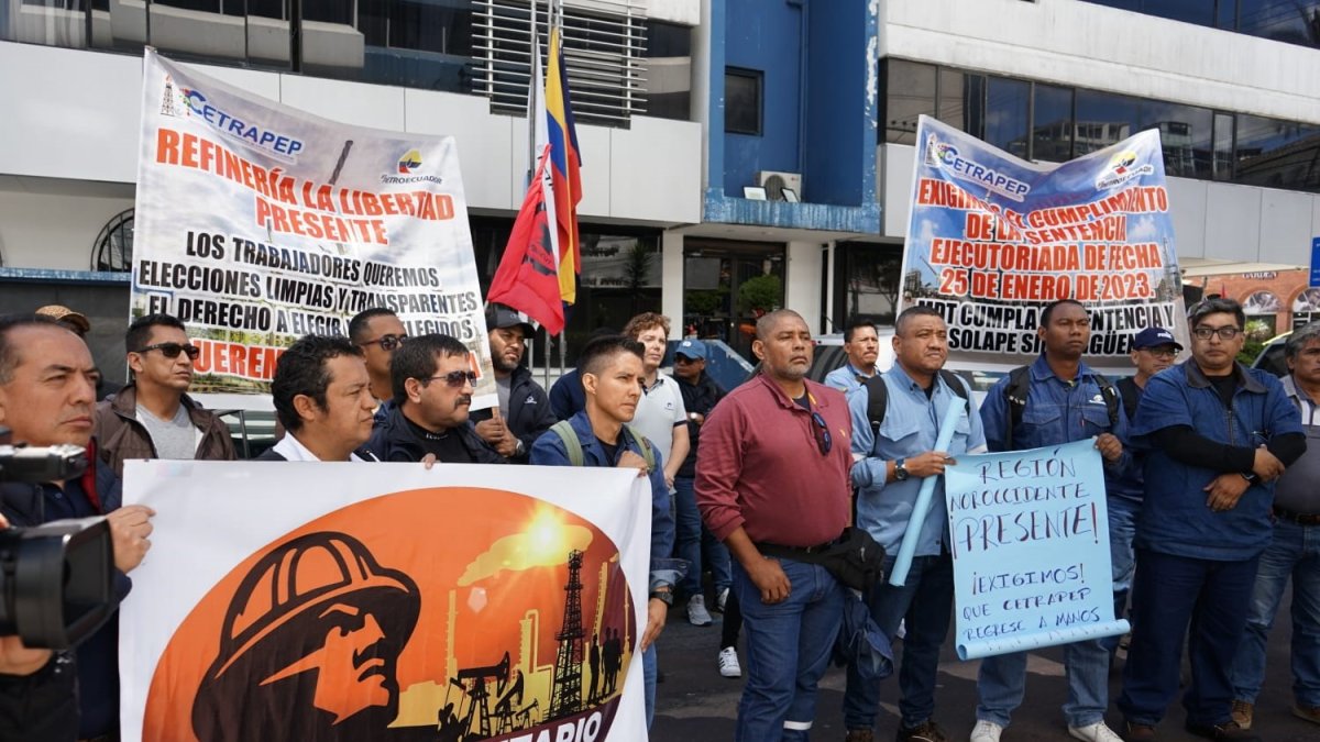 Protesta. Decenas de trabajadores petroleros hicieron un plantón afuera de la estatal.