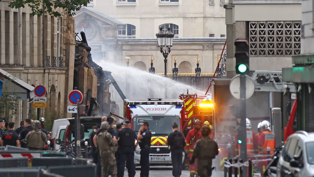 Los servicios de emergencia franceses trabajan en el lugar de un incendio tras una explosión de gas en el distrito 5 de París, París