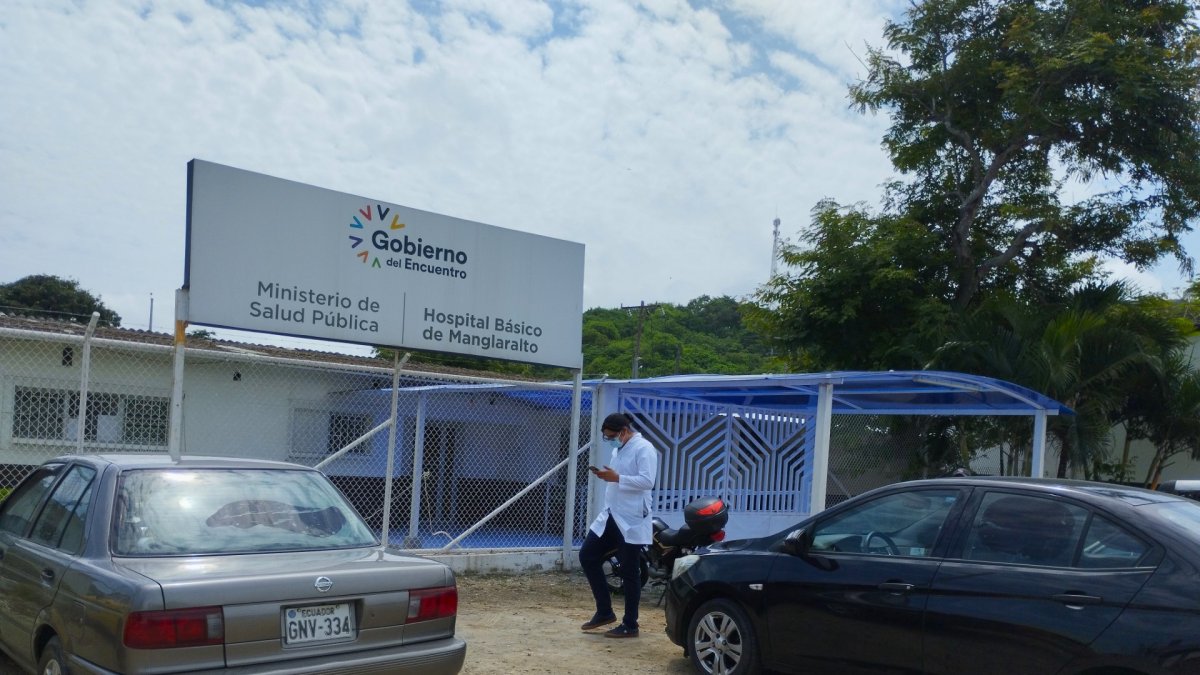 En el hospital de Manglaralto no hay ambulancia y frente a ello las quejas aumentan.