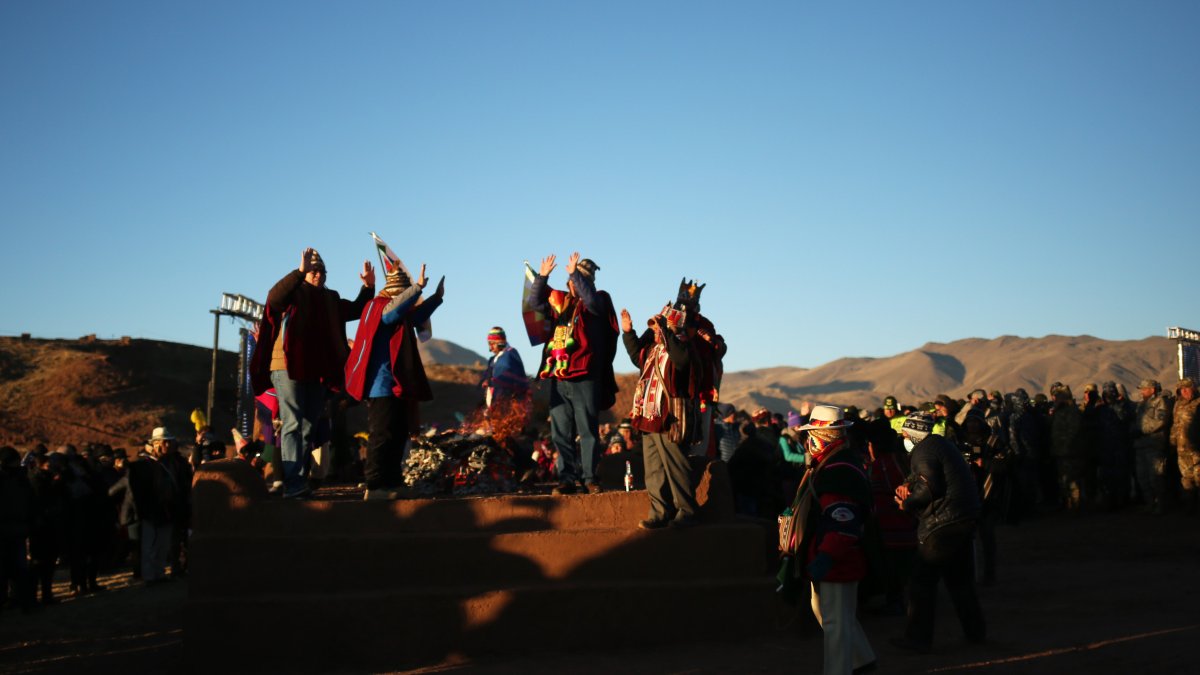 Líderes y chamanes aymaras reciben hoy los rayos del sol durante la celebración del año nuevo andino amazónico chaqueño 5531, en la ciudadela prehispánica de Tiahuanaco (Bolivia).