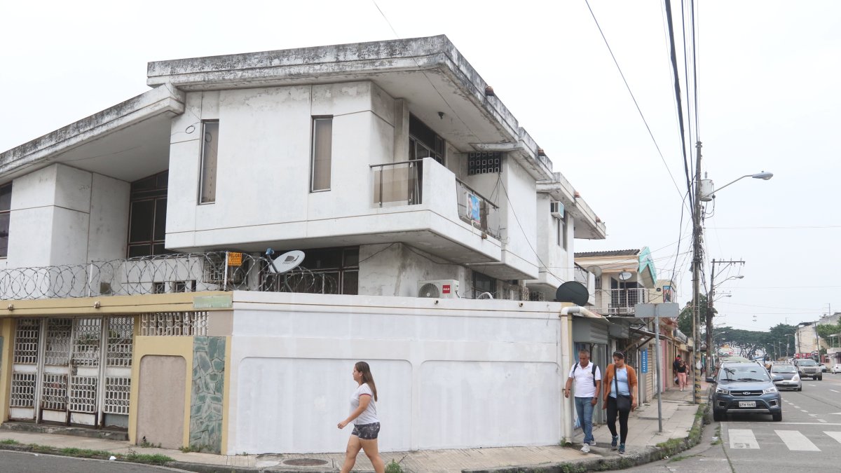 Desde la Domingo Comín hasta la 25 de Julio, la avenida Ernesto Albán luce ordenada, con casas de tres pisos e incluso mansiones.