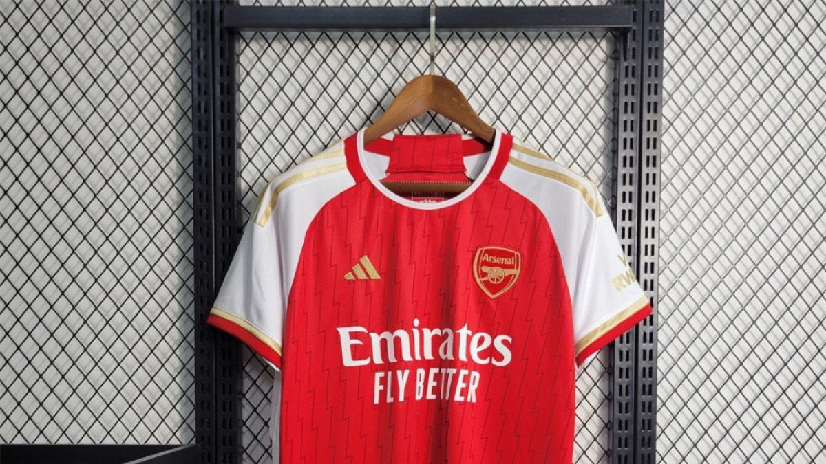 La camiseta ya ha sido vendida a varios fanáticos de los ´gunners´ con el error.