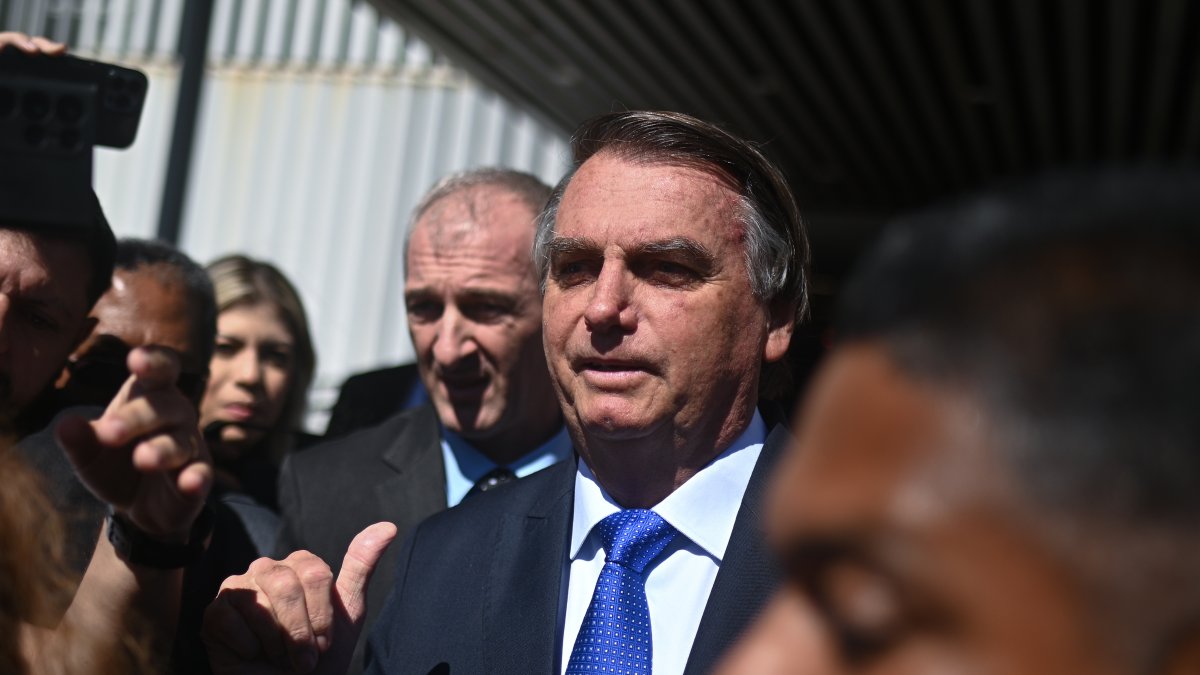 El expresidente de Brasil, Jair Bolsonaro, deja hoy miércoles 21 de junio de 2023 el Senado Federal después de visitar a su hijo, el senador Flávio Bolsonaro, en el Congreso Nacional en Brasília.