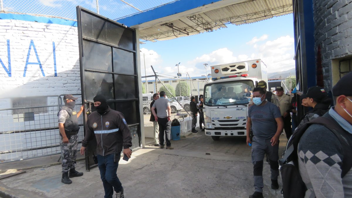 Operativo policial al interior de la Cárcel de Riobamba.