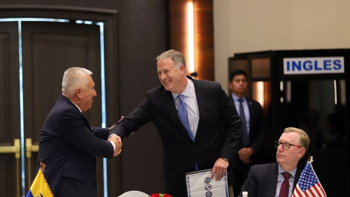 Cita. El ministro de Defensa Luis Lara dio la bienvenida a los asistentes a la reuión.