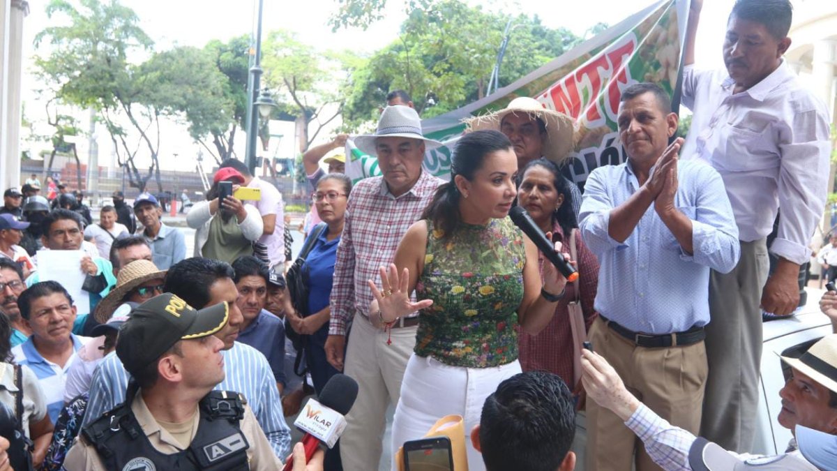 La prefecta Marcela Aguiñaga receptó el pedido de los agricultores.