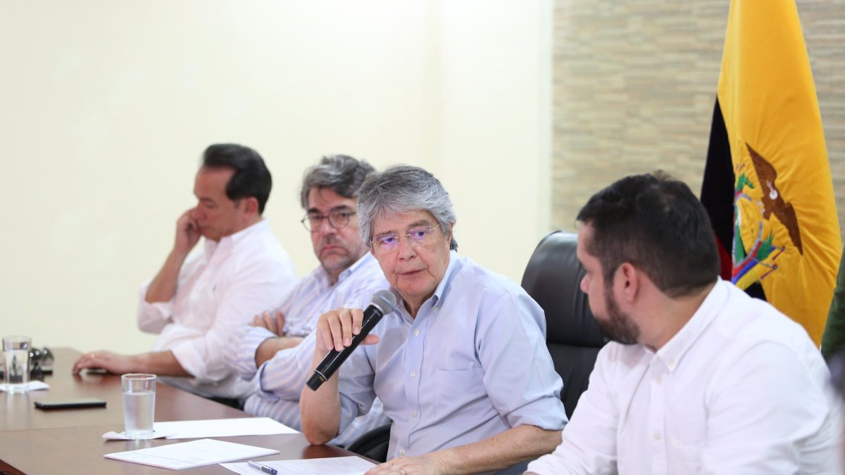 Guillermo Lasso (c) visitó Esmeraldas, luego de las intensas lluvias registradas en la provincia.
