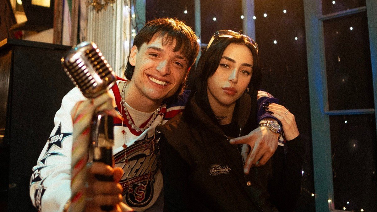 Peso Pluma y Nicki Nicole para el vídeo de 'Por Las Noches' Remix.