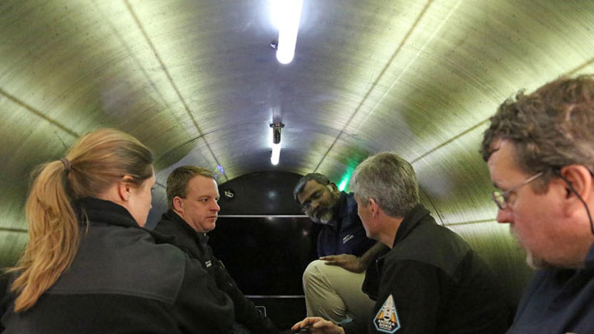 Fotografía facilitada por Ocean Gate que muestra el interior de un submarino turístico con capacidad para cinco personas operado por la citada compañía.
