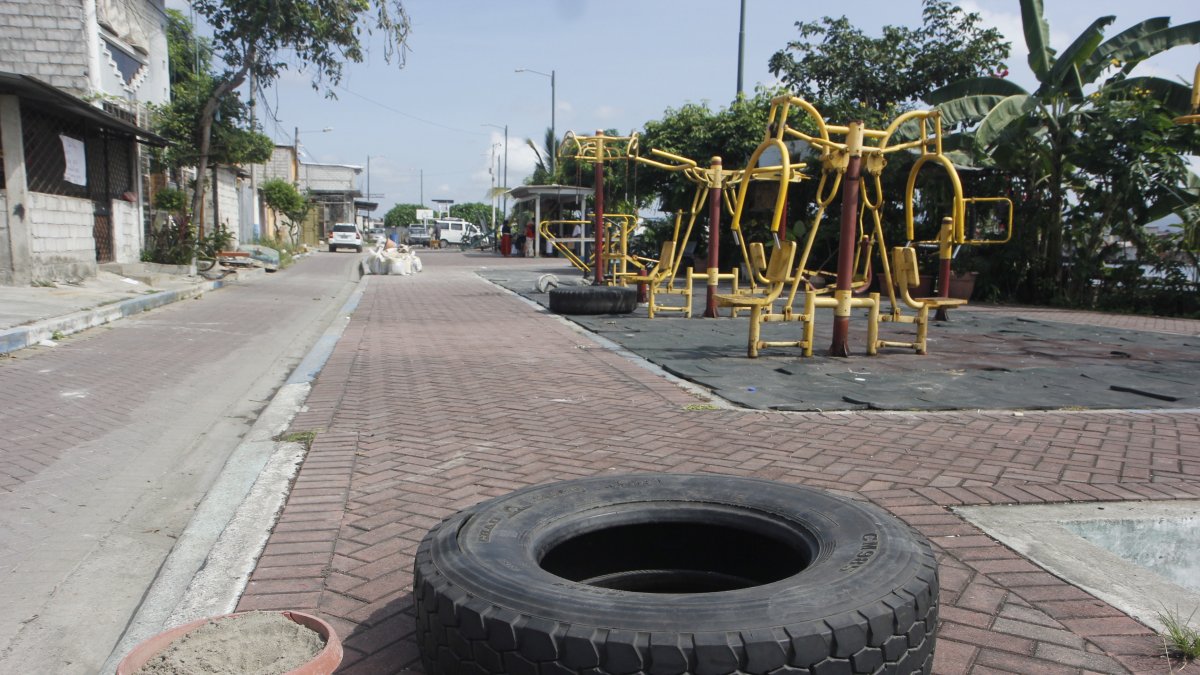 La policía realizó explosiones controladas de los artefactos encontrados.