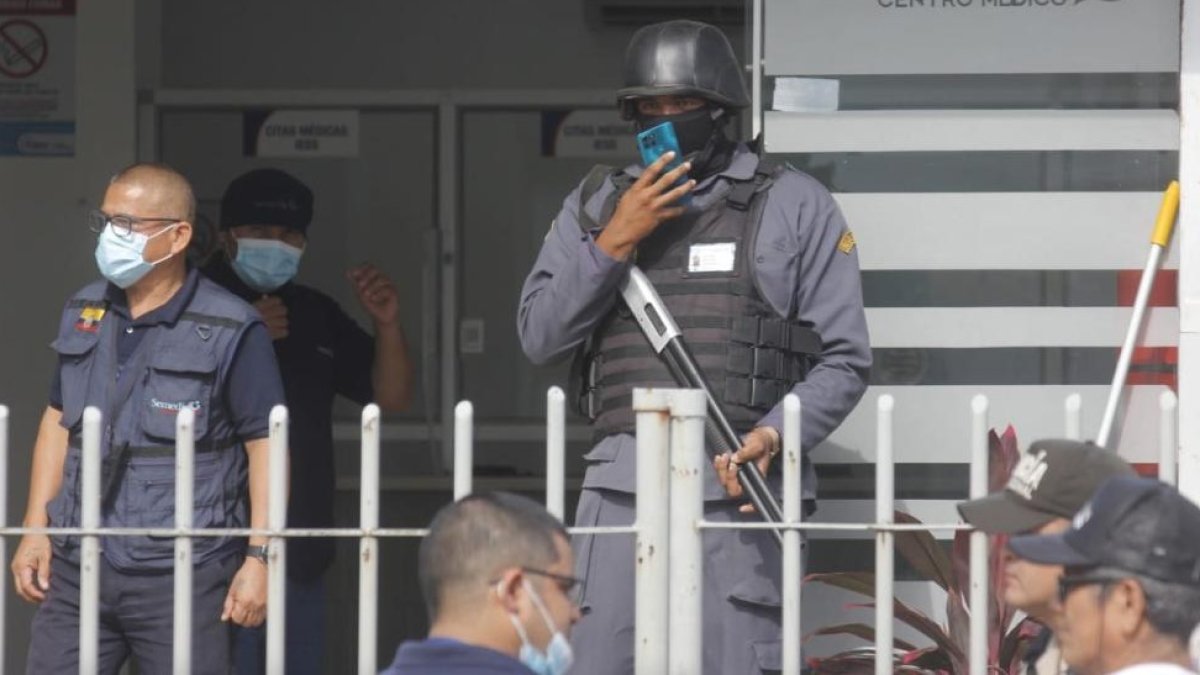 Los clientes fueron evacuados del establecimiento, en el que ahora hay presencia policial.