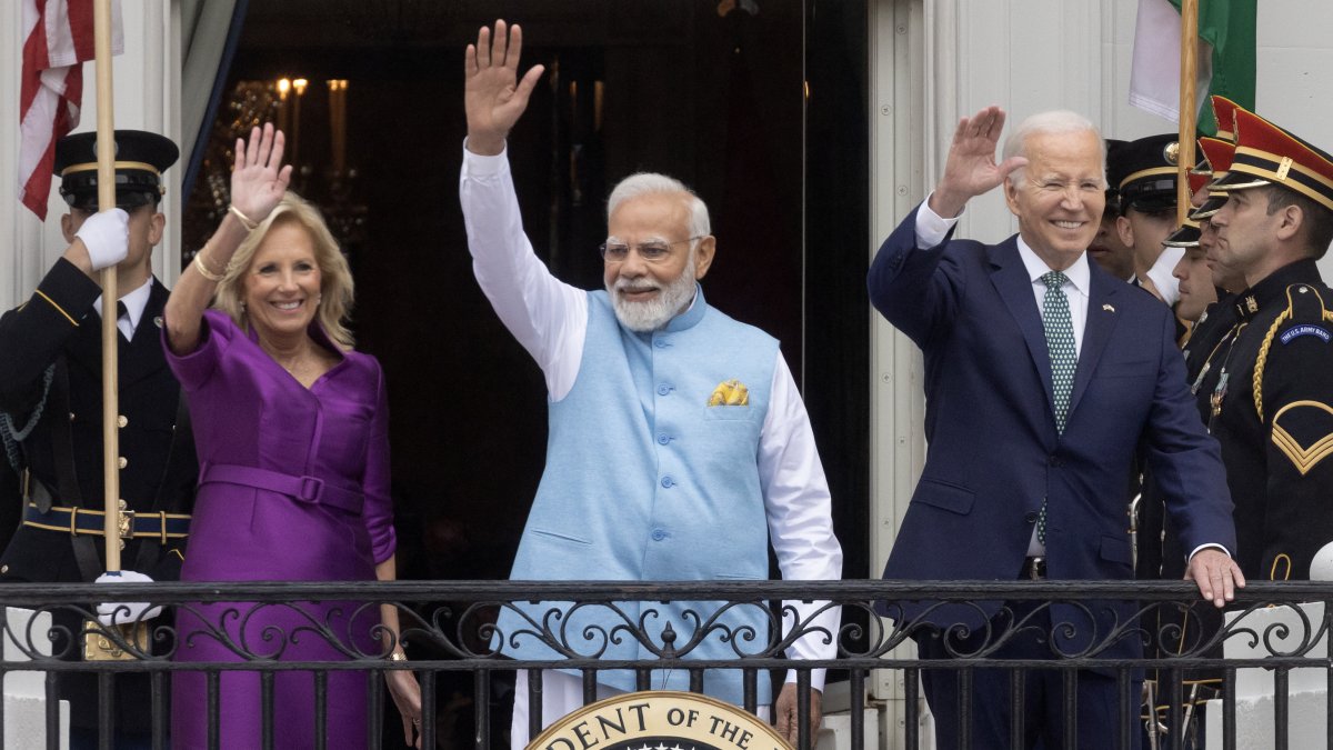 El primer ministro de India, Narendra Modi (C), el presidente estadounidense, Joe Biden (D), y la primera dama estadounidense, Jill Biden (I), saludan desde el Balcón Truman en  la Casa Blanca.