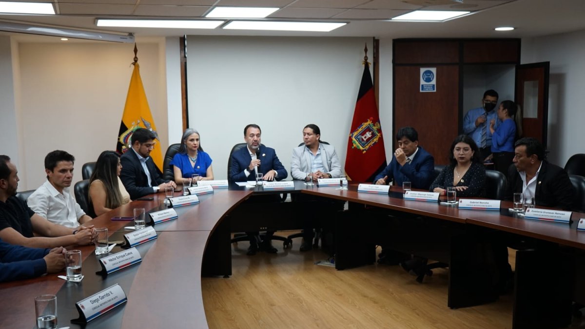 Rueda de prensa del Consejo Metropolitano de Quito sobre proceso de fiscalización del metro de Quito.