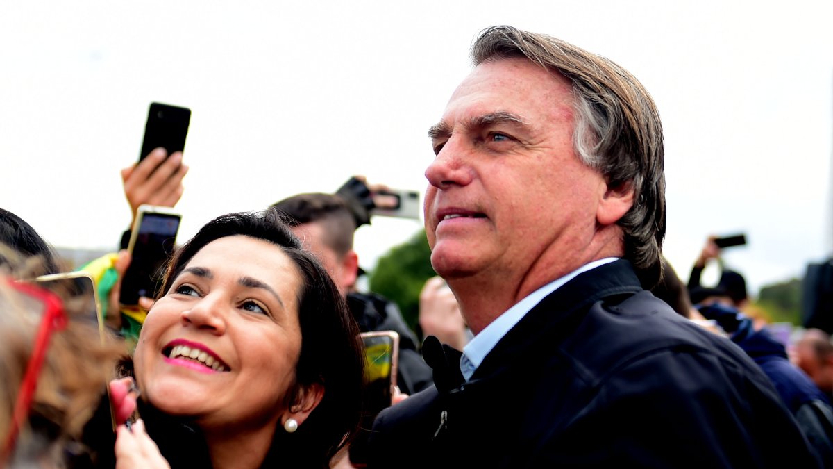 El expresidente brasileño Jair Bolsonaro es recibido hoy 22 de junio de 2023  por simpatizantes en Porto Alegre, Río Grande do Sul (Brasil). 