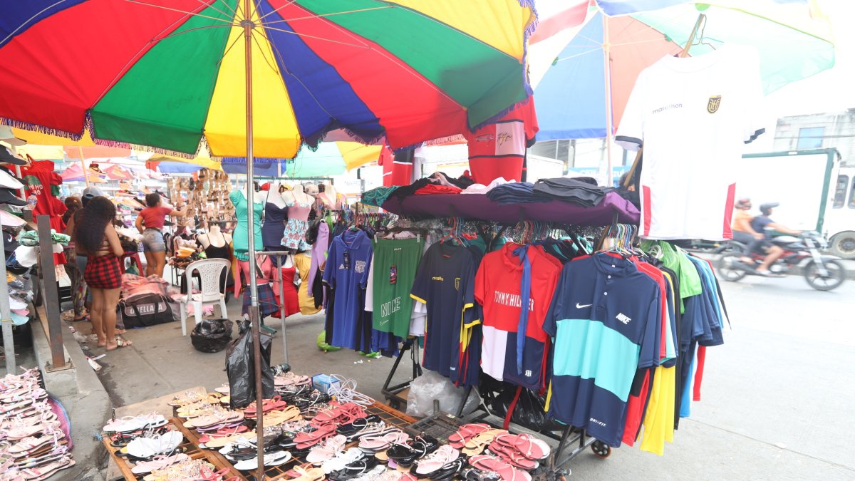 Comercio.- Puestos de personas que trabajan en la informalidad.