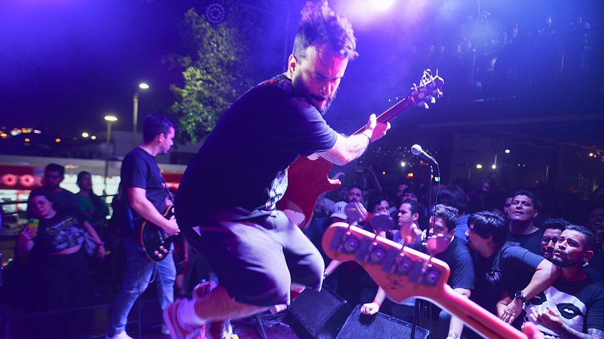 Iván Casanova. Vocalista de la agrupación 69 Segundos en la tarima, junto a sus fanáticos