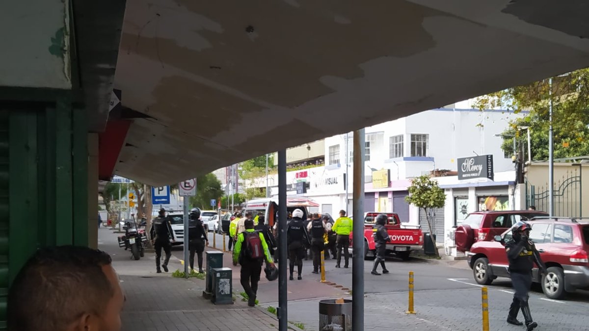 La ambulancia se llevó a la persona herida con un fuerte resguardo de agentes motorizados de la policía.