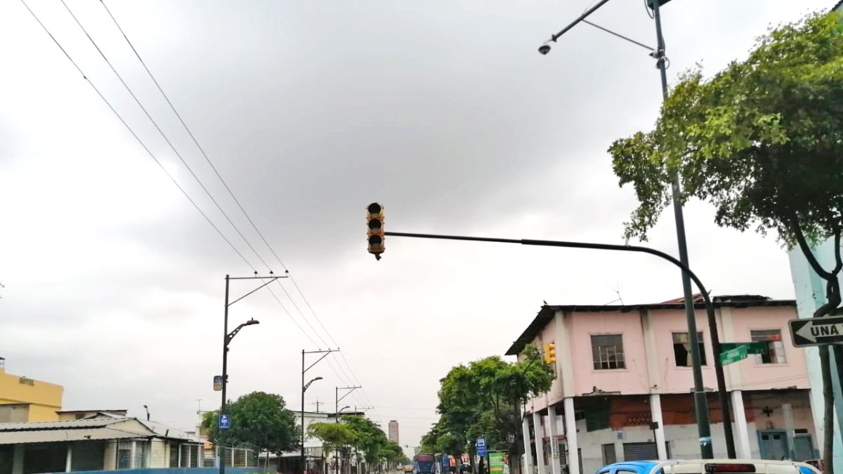 Hecho. Una de las intersecciones con el semáforo apagado.