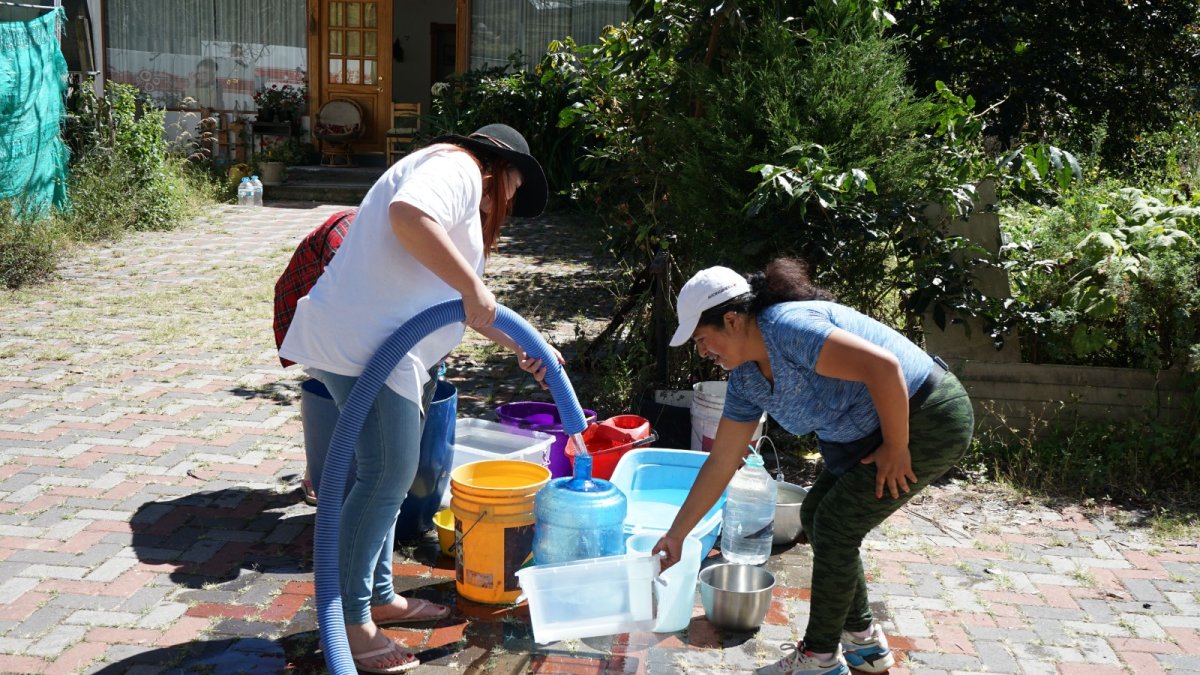 Desabastecidos. Ante la falta de agua, los vecinos esperan la llegada de tanqueros para abastecerse