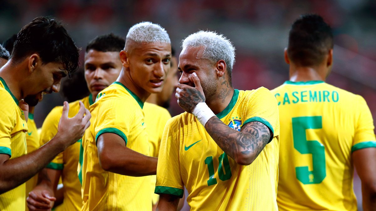 El astro brasileño, Neymar (c) dialoga con sus compañeros durante un festejo de gol en el Mundial de Qatar 2022.