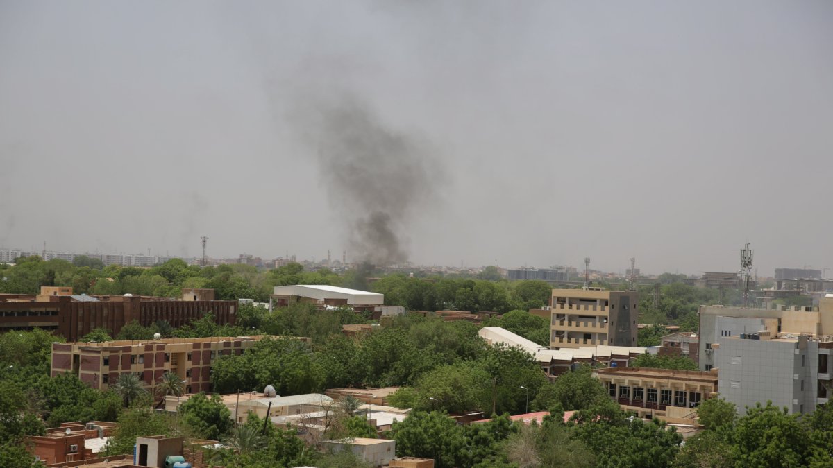 Foto de archivo de una columna de humo en Jartum tras los comabtes desde el 15 de ab ril pasado.