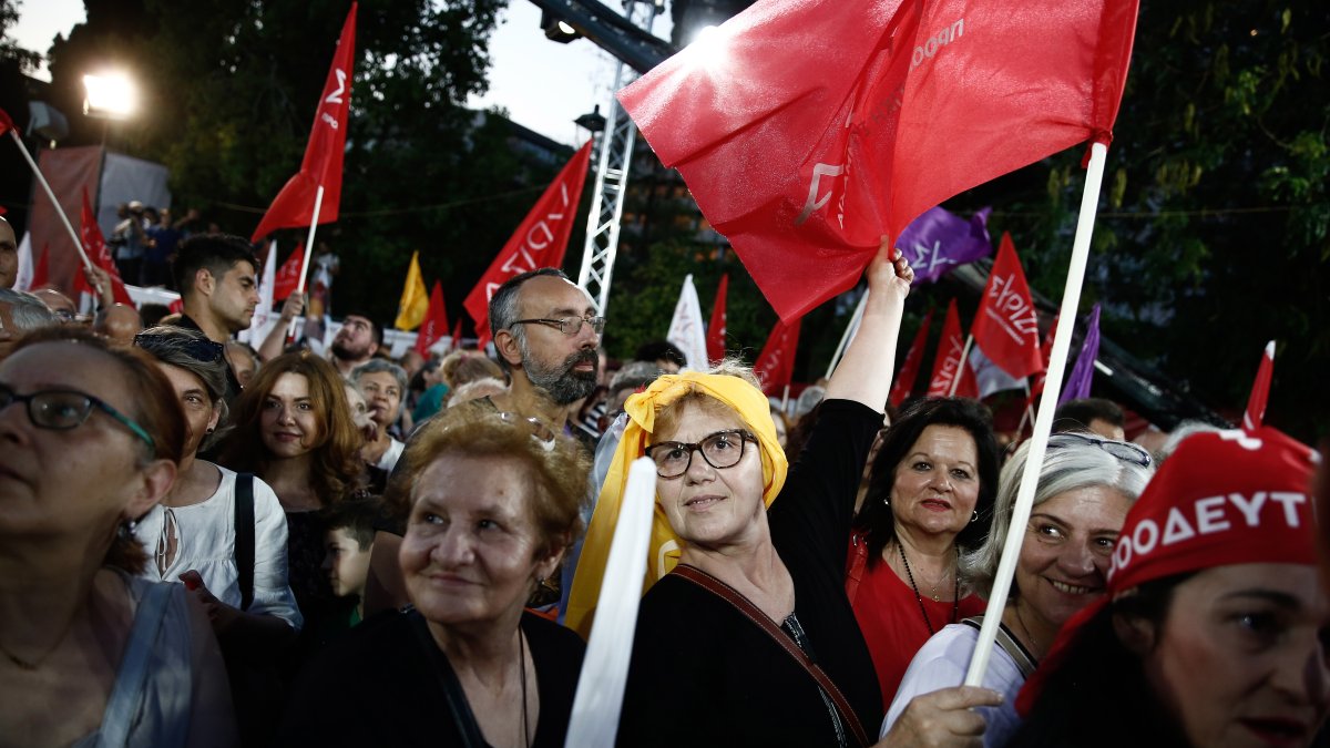 Los partidarios ondean banderas durante un mitin preelectoral de Alexis Tsipras, líder del principal partido de oposición SYRIZA-Alianza Progresista,en Atenas, Grecia, el 22 de junio de 2023-