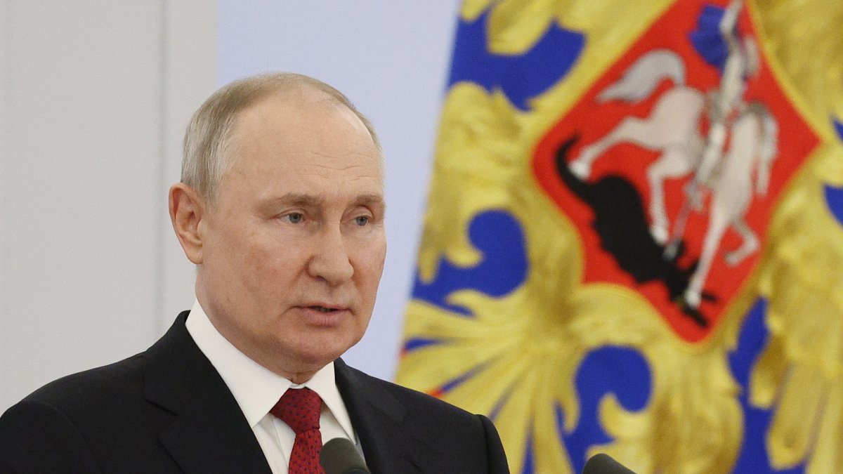 El presidente ruso, Vladimir Putin, pronuncia un discurso durante una reunión con graduados de las instituciones militares de educación superior en el Kremlin de Moscú, Rusia, el 21 de junio de 2023.