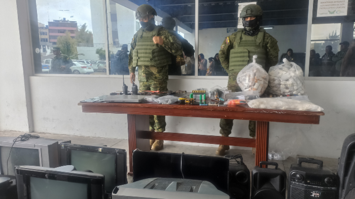 Los policías revisaron cada celda de manera minuciosa donde encontraron droga enterrada en el piso y las paredes.